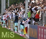 01.06.2026, Fussball, DFB-Nationalmannschaft Deutschland, letztes Training vor Abreise nach USA zur WM 2026, am DFB-Campus in Frankfurt am Main.     Jamie Leweling (Deutschland) verteilt Autogramme