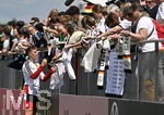 01.06.2026, Fussball, DFB-Nationalmannschaft Deutschland, letztes Training vor Abreise nach USA zur WM 2026, am DFB-Campus in Frankfurt am Main.     Nico Schlotterbeck (Deutschland) verteilt Autogramme