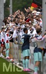01.06.2026, Fussball, DFB-Nationalmannschaft Deutschland, letztes Training vor Abreise nach USA zur WM 2026, am DFB-Campus in Frankfurt am Main.   Die Spieler  verteilen  Autogramme