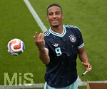 01.06.2026, Fussball, DFB-Nationalmannschaft Deutschland, letztes Training vor Abreise nach USA zur WM 2026, am DFB-Campus in Frankfurt am Main.     Jamie Leweling (Deutschland) schmeisst einen Ball zu den Fans.