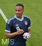 01.06.2026, Fussball, DFB-Nationalmannschaft Deutschland, letztes Training vor Abreise nach USA zur WM 2026, am DFB-Campus in Frankfurt am Main.     Jamie Leweling (Deutschland) schmeisst einen Ball zu den Fans.