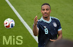 01.06.2026, Fussball, DFB-Nationalmannschaft Deutschland, letztes Training vor Abreise nach USA zur WM 2026, am DFB-Campus in Frankfurt am Main.     Jamie Leweling (Deutschland) schmeisst einen Ball zu den Fans.