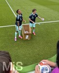 01.06.2026, Fussball, DFB-Nationalmannschaft Deutschland, letztes Training vor Abreise nach USA zur WM 2026, am DFB-Campus in Frankfurt am Main.     v.l. Jamie Leweling (Deutschland) und Angelo Stiller (Deutschland) verteillen kleine Bälle an die Fans.