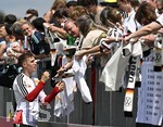 01.06.2026, Fussball, DFB-Nationalmannschaft Deutschland, letztes Training vor Abreise nach USA zur WM 2026, am DFB-Campus in Frankfurt am Main.     Nico Schlotterbeck (Deutschland) verteilt Autogramme