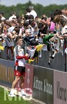 01.06.2026, Fussball, DFB-Nationalmannschaft Deutschland, letztes Training vor Abreise nach USA zur WM 2026, am DFB-Campus in Frankfurt am Main.     Nico Schlotterbeck (Deutschland) verteilt Autogramme