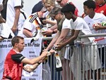 01.06.2026, Fussball, DFB-Nationalmannschaft Deutschland, letztes Training vor Abreise nach USA zur WM 2026, am DFB-Campus in Frankfurt am Main.     Trainer Julian Nagelsmann (Deutschland) schreibt noch Autogramme. 