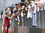 01.06.2026, Fussball, DFB-Nationalmannschaft Deutschland, letztes Training vor Abreise nach USA zur WM 2026, am DFB-Campus in Frankfurt am Main.     Trainer Julian Nagelsmann (Deutschland) schreibt noch Autogramme. 