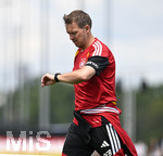 01.06.2026, Fussball, DFB-Nationalmannschaft Deutschland, letztes Training vor Abreise nach USA zur WM 2026, am DFB-Campus in Frankfurt am Main.     Trainer Julian Nagelsmann (Deutschland) schaut auf seine Uhr