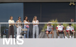 01.06.2026, Fussball, DFB-Nationalmannschaft Deutschland, letztes Training vor Abreise nach USA zur WM 2026, am DFB-Campus in Frankfurt am Main. Spielerfrauen auf dem Balkon, mit Lena (li, Frau von Bundestrainer Julian Nagelsmann (Deutschland), 
re: Lennart Karl (Deutschland), Alexander Pavlovic (Deutschland) , Nathaniel Brown (Deutschland) 