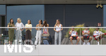 01.06.2026, Fussball, DFB-Nationalmannschaft Deutschland, letztes Training vor Abreise nach USA zur WM 2026, am DFB-Campus in Frankfurt am Main. Spielerfrauen auf dem Balkon, mit Lena (2.v.li, Frau von Bundestrainer Julian Nagelsmann (Deutschland),  Sina Hundertmark (2.v.li), Freundin von Pascal Groß, 
re: Lennart Karl (Deutschland), Alexander Pavlovic (Deutschland) , Nathaniel Brown (Deutschland) 