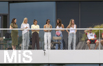 01.06.2026, Fussball, DFB-Nationalmannschaft Deutschland, letztes Training vor Abreise nach USA zur WM 2026, am DFB-Campus in Frankfurt am Main. Spielerfrauen auf dem Balkon, mit Lena (2.v.li, Frau von Bundestrainer Julian Nagelsmann (Deutschland),  Sina Hundertmark (2.v.li), Freundin von Pascal Groß, 
re: Lennart Karl (Deutschland), Alexander Pavlovic (Deutschland) , Nathaniel Brown (Deutschland) 