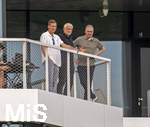 01.06.2026, Fussball, DFB-Nationalmannschaft Deutschland, letztes Training vor Abreise nach USA zur WM 2026, am DFB-Campus in Frankfurt am Main. v.li: Hannes Wolf (Sportdirektor Nachwuchs, Training und Entwicklung, DFB), Sportdirektor Rudi Völler (Deutschland), DFB-Geschäftsführer Andreas Rettig (Deutschland) beobachten das Training vom Balkon am Trainingsgelände.