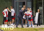 01.06.2026, Fussball, DFB-Nationalmannschaft Deutschland, letztes Training vor Abreise nach USA zur WM 2026, am DFB-Campus in Frankfurt am Main. DFB Präsident Bernd Neuendorf (2.v.re, Deutschland) shakehands mit den Spielern hier Florian Wirtz (Deutschland) zur Verabschiedung vor der USA-Reise, 