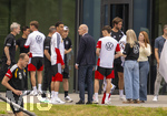 01.06.2026, Fussball, DFB-Nationalmannschaft Deutschland, letztes Training vor Abreise nach USA zur WM 2026, am DFB-Campus in Frankfurt am Main. DFB Präsident Bernd Neuendorf (mitte, Deutschland) bei den Spielern, li: Jamal Musiala (Deutschland), re: Florian Wirtz (Deutschland) 