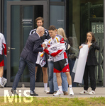 01.06.2026, Fussball, DFB-Nationalmannschaft Deutschland, letztes Training vor Abreise nach USA zur WM 2026, am DFB-Campus in Frankfurt am Main. DFB Präsident Bernd Neuendorf (li, Deutschland) shakehands mit den Spielern hier Florian Wirtz (Deutschland) zur Verabschiedung vor der USA-Reise, 