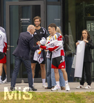 01.06.2026, Fussball, DFB-Nationalmannschaft Deutschland, letztes Training vor Abreise nach USA zur WM 2026, am DFB-Campus in Frankfurt am Main. DFB Präsident Bernd Neuendorf (li, Deutschland) shakehands mit den Spielern hier Florian Wirtz (Deutschland) zur Verabschiedung vor der USA-Reise, 