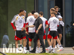 01.06.2026, Fussball, DFB-Nationalmannschaft Deutschland, letztes Training vor Abreise nach USA zur WM 2026, am DFB-Campus in Frankfurt am Main. Sportdirektor Rudi Völler (Deutschland) bei den Spielern, li: Jamie Leweling (Deutschland) re: Joshua Kimmich (Deutschland) 