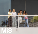 01.06.2026, Fussball, DFB-Nationalmannschaft Deutschland, letztes Training vor Abreise nach USA zur WM 2026, am DFB-Campus in Frankfurt am Main. Die Frauen der Nationalspieler beobachten das letzte Training vom Balkon am Trainingsplatz aus, v.li: Lena Wurzenberger, Frau von Bundestrainer Julian Nagelsmann (Deutschland), Sina, Frau von Pascal Groß (Deutschland), Lina Kimmich, Frau von Joshua Kimmich (Deutschland), Jennifer Frau von Waldemar Anton (Deutschland) 