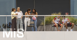 01.06.2026, Fussball, DFB-Nationalmannschaft Deutschland, letztes Training vor Abreise nach USA zur WM 2026, am DFB-Campus in Frankfurt am Main. Die Frauen der Nationalspieler beobachten das letzte Training vom Balkon am Trainingsplatz aus, v.li: Lena Wurzenberger, Frau von Bundestrainer Julian Nagelsmann (Deutschland), Sina, Frau von Pascal Groß (Deutschland), Lina Kimmich, Frau von Joshua Kimmich (Deutschland), Jennifer Frau von Waldemar Anton (Deutschland), re: Lennart Karl (Deutschland), Alexander Pavlovic (Deutschland) 