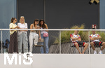 01.06.2026, Fussball, DFB-Nationalmannschaft Deutschland, letztes Training vor Abreise nach USA zur WM 2026, am DFB-Campus in Frankfurt am Main. Die Frauen der Nationalspieler beobachten das letzte Training vom Balkon am Trainingsplatz aus, v.li: Lena Wurzenberger, Frau von Bundestrainer Julian Nagelsmann (Deutschland), Sina, Frau von Pascal Groß (Deutschland), Lina Kimmich, Frau von Joshua Kimmich (Deutschland), Jennifer Frau von Waldemar Anton (Deutschland), re: Lennart Karl (Deutschland), Alexander Pavlovic (Deutschland) 