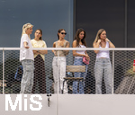 01.06.2026, Fussball, DFB-Nationalmannschaft Deutschland, letztes Training vor Abreise nach USA zur WM 2026, am DFB-Campus in Frankfurt am Main. Die Frauen der Nationalspieler beobachten das letzte Training vom Balkon am Trainingsplatz aus, v.li: Sina, Frau von Pascal Groß (Deutschland), Lena Wurzenberger, Frau von Bundestrainer Julian Nagelsmann (Deutschland), Lina Kimmich, Frau von Joshua Kimmich (Deutschland), Jennifer Frau von Waldemar Anton (Deutschland), -, 