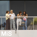 01.06.2026, Fussball, DFB-Nationalmannschaft Deutschland, letztes Training vor Abreise nach USA zur WM 2026, am DFB-Campus in Frankfurt am Main. Die Frauen der Nationalspieler beobachten das letzte Training vom Balkon am Trainingsplatz aus, v.li: Lena Wurzenberger, Frau von Bundestrainer Julian Nagelsmann (Deutschland), Sina, Frau von Pascal Groß (Deutschland), Lina Kimmich, Frau von Joshua Kimmich (Deutschland), Jennifer Frau von Waldemar Anton (Deutschland) 