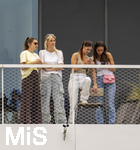 01.06.2026, Fussball, DFB-Nationalmannschaft Deutschland, letztes Training vor Abreise nach USA zur WM 2026, am DFB-Campus in Frankfurt am Main. Die Frauen der Nationalspieler beobachten das letzte Training vom Balkon am Trainingsplatz aus, v.li: Lena Wurzenberger, Frau von Bundestrainer Julian Nagelsmann (Deutschland), Sina, Frau von Pascal Groß (Deutschland), Lina Kimmich, Frau von Joshua Kimmich (Deutschland), Jennifer Frau von Waldemar Anton (Deutschland) 