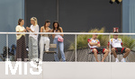 01.06.2026, Fussball, DFB-Nationalmannschaft Deutschland, letztes Training vor Abreise nach USA zur WM 2026, am DFB-Campus in Frankfurt am Main. Die Frauen der Nationalspieler beobachten das letzte Training vom Balkon am Trainingsplatz aus, v.li: Lena Wurzenberger, Frau von Bundestrainer Julian Nagelsmann (Deutschland), Sina, Frau von Pascal Groß (Deutschland), Lina Kimmich, Frau von Joshua Kimmich (Deutschland), Jennifer Frau von Waldemar Anton (Deutschland), re: Lennart Karl (Deutschland), Alexander Pavlovic (Deutschland) 