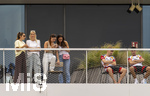 01.06.2026, Fussball, DFB-Nationalmannschaft Deutschland, letztes Training vor Abreise nach USA zur WM 2026, am DFB-Campus in Frankfurt am Main. Die Frauen der Nationalspieler beobachten das letzte Training vom Balkon am Trainingsplatz aus, v.li: Lena Wurzenberger, Frau von Bundestrainer Julian Nagelsmann (Deutschland), Sina, Frau von Pascal Groß (Deutschland), Lina Kimmich, Frau von Joshua Kimmich (Deutschland), Jennifer Frau von Waldemar Anton (Deutschland), re: Lennart Karl (Deutschland), Alexander Pavlovic (Deutschland) 