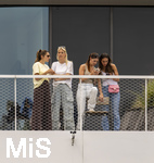 01.06.2026, Fussball, DFB-Nationalmannschaft Deutschland, letztes Training vor Abreise nach USA zur WM 2026, am DFB-Campus in Frankfurt am Main. Die Frauen der Nationalspieler beobachten das letzte Training vom Balkon am Trainingsplatz aus, v.li: Lena Wurzenberger, Frau von Bundestrainer Julian Nagelsmann (Deutschland), Sina, Frau von Pascal Groß (Deutschland), Lina Kimmich, Frau von Joshua Kimmich (Deutschland), Jennifer Frau von Waldemar Anton (Deutschland) 