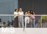 01.06.2026, Fussball, DFB-Nationalmannschaft Deutschland, letztes Training vor Abreise nach USA zur WM 2026, am DFB-Campus in Frankfurt am Main. Die Frauen der Nationalspieler beobachten das letzte Training vom Balkon am Trainingsplatz aus, v.li: Lena Wurzenberger, Frau von Bundestrainer Julian Nagelsmann (Deutschland), Sina, Frau von Pascal Groß (Deutschland), Lina Kimmich, Frau von Joshua Kimmich (Deutschland), Jennifer Frau von Waldemar Anton (Deutschland) 