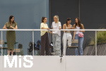 01.06.2026, Fussball, DFB-Nationalmannschaft Deutschland, letztes Training vor Abreise nach USA zur WM 2026, am DFB-Campus in Frankfurt am Main. Die Frauen der Nationalspieler beobachten das letzte Training vom Balkon am Trainingsplatz aus, v.li: Jennifer Anton, Frau von Waldemar Anton (Deutschland), Lena Wurzenberger, Frau von Bundestrainer Julian Nagelsmann (Deutschland), Sina, Frau von Pascal Groß (Deutschland), Lina Kimmich, Frau von Joshua Kimmich (Deutschland),  Tanja, Frau von Deniz Undav (Deutschland). 