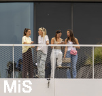 01.06.2026, Fussball, DFB-Nationalmannschaft Deutschland, letztes Training vor Abreise nach USA zur WM 2026, am DFB-Campus in Frankfurt am Main. Die Frauen der Nationalspieler beobachten das letzte Training vom Balkon am Trainingsplatz aus, v.li: Lena Wurzenberger, Frau von Bundestrainer Julian Nagelsmann (Deutschland), Sina, Frau von Pascal Groß (Deutschland), Lina Kimmich, Frau von Joshua Kimmich (Deutschland),  Tanja, Frau von Deniz Undav (Deutschland).