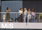 01.06.2026, Fussball, DFB-Nationalmannschaft Deutschland, letztes Training vor Abreise nach USA zur WM 2026, am DFB-Campus in Frankfurt am Main. Die Frauen der Nationalspieler beobachten das letzte Training vom Balkon am Trainingsplatz aus, v.li: Jennifer Anton, Frau von Waldemar Anton (Deutschland), Lena Wurzenberger, Frau von Bundestrainer Julian Nagelsmann (Deutschland), Sina, Frau von Pascal Groß (Deutschland), Lina Kimmich, Frau von Joshua Kimmich (Deutschland),  Tanja, Frau von Deniz Undav (Deutschland). 