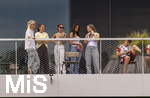 01.06.2026, Fussball, DFB-Nationalmannschaft Deutschland, letztes Training vor Abreise nach USA zur WM 2026, am DFB-Campus in Frankfurt am Main. Die Frauen der Nationalspieler beobachten das letzte Training vom Balkon am Trainingsplatz aus, v.li:  Sina Groß, Frau von Pascal Groß (Deutschland), Lena Wurzenberger, Frau von Bundestrainer Julian Nagelsmann (Deutschland), Lina Kimmich, Frau von Joshua Kimmich (Deutschland),  Tanja Undav, Frau von Deniz Undav (Deutschland), Eileen, Freundin von Torwart Alexander Nübel (Deutschland),  re: Lennart Karl (Deutschland) 