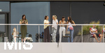 01.06.2026, Fussball, DFB-Nationalmannschaft Deutschland, letztes Training vor Abreise nach USA zur WM 2026, am DFB-Campus in Frankfurt am Main. Die Frauen der Nationalspieler beobachten das letzte Training vom Balkon am Trainingsplatz aus, v.li: Jennifer Anton, Frau von Waldemar Anton (Deutschland), Lena Wurzenberger, Frau von Bundestrainer Julian Nagelsmann (Deutschland), Sina, Frau von Pascal Groß (Deutschland), Lina Kimmich, Frau von Joshua Kimmich (Deutschland),  Tanja, Frau von Deniz Undav (Deutschland).  re: Lennart Karl (Deutschland) 
