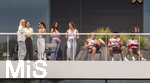 01.06.2026, Fussball, DFB-Nationalmannschaft Deutschland, letztes Training vor Abreise nach USA zur WM 2026, am DFB-Campus in Frankfurt am Main. Die Frauen der Nationalspieler beobachten das letzte Training vom Balkon am Trainingsplatz aus, v.li:  Sina Groß, Frau von Pascal Groß (Deutschland), Lena Wurzenberger, Frau von Bundestrainer Julian Nagelsmann (Deutschland), Lina Kimmich, Frau von Joshua Kimmich (Deutschland),  Tanja Undav, Frau von Deniz Undav (Deutschland), Eileen, Freundin von Torwart Alexander Nübel (Deutschland),  Lennart Karl (Deutschland), Alexander Pavlovic (Deutschland), Nathaniel Brown (Deutschland) 