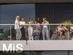 01.06.2026, Fussball, DFB-Nationalmannschaft Deutschland, letztes Training vor Abreise nach USA zur WM 2026, am DFB-Campus in Frankfurt am Main. Die Frauen der Nationalspieler beobachten das letzte Training vom Balkon am Trainingsplatz aus, v.li:  Sina Groß, Frau von Pascal Groß (Deutschland), Lena Wurzenberger, Frau von Bundestrainer Julian Nagelsmann (Deutschland), Lina Kimmich, Frau von Joshua Kimmich (Deutschland),  Tanja Undav, Frau von Deniz Undav (Deutschland), Eileen, Freundin von Torwart Alexander Nübel (Deutschland),  re: Lennart Karl (Deutschland) 