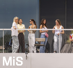 01.06.2026, Fussball, DFB-Nationalmannschaft Deutschland, letztes Training vor Abreise nach USA zur WM 2026, am DFB-Campus in Frankfurt am Main. Die Frauen der Nationalspieler beobachten das letzte Training vom Balkon am Trainingsplatz aus, v.li:  Sina Groß, Frau von Pascal Groß (Deutschland), Lena Wurzenberger, Frau von Bundestrainer Julian Nagelsmann (Deutschland), Lina Kimmich, Frau von Joshua Kimmich (Deutschland),  Tanja Undav, Frau von Deniz Undav (Deutschland), Eileen, Freundin von Torwart Alexander Nübel (Deutschland),  Lennart Karl (Deutschland), Alexander Pavlovic (Deutschland), Nathaniel Brown (Deutschland) 