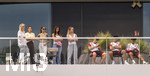 01.06.2026, Fussball, DFB-Nationalmannschaft Deutschland, letztes Training vor Abreise nach USA zur WM 2026, am DFB-Campus in Frankfurt am Main. Die Frauen der Nationalspieler beobachten das letzte Training vom Balkon am Trainingsplatz aus, v.li:  Sina Groß, Frau von Pascal Groß (Deutschland), Lena Wurzenberger, Frau von Bundestrainer Julian Nagelsmann (Deutschland), Lina Kimmich, Frau von Joshua Kimmich (Deutschland),  Tanja Undav, Frau von Deniz Undav (Deutschland), Eileen, Freundin von Torwart Alexander Nübel (Deutschland),  Lennart Karl (Deutschland), Alexander Pavlovic (Deutschland), Nathaniel Brown (Deutschland) 