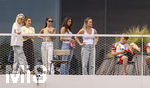 01.06.2026, Fussball, DFB-Nationalmannschaft Deutschland, letztes Training vor Abreise nach USA zur WM 2026, am DFB-Campus in Frankfurt am Main. Die Frauen der Nationalspieler beobachten das letzte Training vom Balkon am Trainingsplatz aus, v.li:  Sina Groß, Frau von Pascal Groß (Deutschland), Lena Wurzenberger, Frau von Bundestrainer Julian Nagelsmann (Deutschland), Lina Kimmich, Frau von Joshua Kimmich (Deutschland),  Tanja Undav, Frau von Deniz Undav (Deutschland), Eileen, Freundin von Torwart Alexander Nübel (Deutschland),  Lennart Karl (Deutschland),