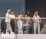 01.06.2026, Fussball, DFB-Nationalmannschaft Deutschland, letztes Training vor Abreise nach USA zur WM 2026, am DFB-Campus in Frankfurt am Main. Die Frauen der Nationalspieler beobachten das letzte Training vom Balkon am Trainingsplatz aus, v.li:  Sina Groß, Frau von Pascal Groß (Deutschland), Lena Wurzenberger, Frau von Bundestrainer Julian Nagelsmann (Deutschland), Lina Kimmich, Frau von Joshua Kimmich (Deutschland),  Tanja Undav, Frau von Deniz Undav (Deutschland), Eileen, Freundin von Torwart Alexander Nübel (Deutschland),  