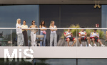 01.06.2026, Fussball, DFB-Nationalmannschaft Deutschland, letztes Training vor Abreise nach USA zur WM 2026, am DFB-Campus in Frankfurt am Main. Die Frauen der Nationalspieler beobachten das letzte Training vom Balkon am Trainingsplatz aus, v.li:  Sina Groß, Frau von Pascal Groß (Deutschland), Lena Wurzenberger, Frau von Bundestrainer Julian Nagelsmann (Deutschland), Lina Kimmich, Frau von Joshua Kimmich (Deutschland),  Tanja Undav, Frau von Deniz Undav (Deutschland), Eileen, Freundin von Torwart Alexander Nübel (Deutschland),  Lennart Karl (Deutschland), Alexander Pavlovic (Deutschland), Nathaniel Brown (Deutschland) 