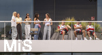 01.06.2026, Fussball, DFB-Nationalmannschaft Deutschland, letztes Training vor Abreise nach USA zur WM 2026, am DFB-Campus in Frankfurt am Main. Die Frauen der Nationalspieler beobachten das letzte Training vom Balkon am Trainingsplatz aus, v.li:  Sina Groß, Frau von Pascal Groß (Deutschland), Lena Wurzenberger, Frau von Bundestrainer Julian Nagelsmann (Deutschland), Lina Kimmich, Frau von Joshua Kimmich (Deutschland),  Tanja Undav, Frau von Deniz Undav (Deutschland), Eileen, Freundin von Torwart Alexander Nübel (Deutschland),  Lennart Karl (Deutschland), Alexander Pavlovic (Deutschland), Nathaniel Brown (Deutschland) 