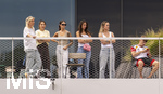 01.06.2026, Fussball, DFB-Nationalmannschaft Deutschland, letztes Training vor Abreise nach USA zur WM 2026, am DFB-Campus in Frankfurt am Main. Die Frauen der Nationalspieler beobachten das letzte Training vom Balkon am Trainingsplatz aus, v.li:  Sina Groß, Frau von Pascal Groß (Deutschland), Lena Wurzenberger, Frau von Bundestrainer Julian Nagelsmann (Deutschland), Lina Kimmich, Frau von Joshua Kimmich (Deutschland),  Tanja Undav, Frau von Deniz Undav (Deutschland), Eileen, Freundin von Torwart Alexander Nübel (Deutschland),  Lennart Karl (Deutschland), 