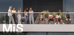 01.06.2026, Fussball, DFB-Nationalmannschaft Deutschland, letztes Training vor Abreise nach USA zur WM 2026, am DFB-Campus in Frankfurt am Main. Die Frauen der Nationalspieler beobachten das letzte Training vom Balkon am Trainingsplatz aus, v.li:  Sina Groß, Frau von Pascal Groß (Deutschland), Lena Wurzenberger, Frau von Bundestrainer Julian Nagelsmann (Deutschland), Lina Kimmich, Frau von Joshua Kimmich (Deutschland),  Tanja Undav, Frau von Deniz Undav (Deutschland), Eileen, Freundin von Torwart Alexander Nübel (Deutschland),  Lennart Karl (Deutschland), Alexander Pavlovic (Deutschland), Nathaniel Brown (Deutschland), Sabrina Schlotterbeck, Frau von Nico Schlotterbeck (Deutschland) 