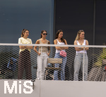 01.06.2026, Fussball, DFB-Nationalmannschaft Deutschland, letztes Training vor Abreise nach USA zur WM 2026, am DFB-Campus in Frankfurt am Main. Die Frauen der Nationalspieler beobachten das letzte Training vom Balkon am Trainingsplatz aus, v.li:  Lena Wurzenberger, Frau von Bundestrainer Julian Nagelsmann (Deutschland), Lina Kimmich, Frau von Joshua Kimmich (Deutschland),  Tanja Undav, Frau von Deniz Undav (Deutschland), Eileen, Freundin von Torwart Alexander Nübel (Deutschland),   
