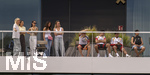01.06.2026, Fussball, DFB-Nationalmannschaft Deutschland, letztes Training vor Abreise nach USA zur WM 2026, am DFB-Campus in Frankfurt am Main. Die Frauen der Nationalspieler beobachten das letzte Training vom Balkon am Trainingsplatz aus, v.li:  Sina Groß, Frau von Pascal Groß (Deutschland), Lena Wurzenberger, Frau von Bundestrainer Julian Nagelsmann (Deutschland), Lina Kimmich, Frau von Joshua Kimmich (Deutschland),  Tanja Undav, Frau von Deniz Undav (Deutschland), Eileen, Freundin von Torwart Alexander Nübel (Deutschland),  Lennart Karl (Deutschland), Alexander Pavlovic (Deutschland), Nathaniel Brown (Deutschland), Sabrina Schlotterbeck, Frau von Nico Schlotterbeck (Deutschland) 