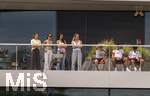 01.06.2026, Fussball, DFB-Nationalmannschaft Deutschland, letztes Training vor Abreise nach USA zur WM 2026, am DFB-Campus in Frankfurt am Main. Die Frauen der Nationalspieler beobachten das letzte Training vom Balkon am Trainingsplatz aus, v.li:  Lena Wurzenberger, Frau von Bundestrainer Julian Nagelsmann (Deutschland), Lina Kimmich, Frau von Joshua Kimmich (Deutschland),  Tanja Undav, Frau von Deniz Undav (Deutschland), Eileen, Freundin von Torwart Alexander Nübel (Deutschland),  Lennart Karl (Deutschland), Alexander Pavlovic (Deutschland), Nathaniel Brown (Deutschland) 