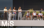 01.06.2026, Fussball, DFB-Nationalmannschaft Deutschland, letztes Training vor Abreise nach USA zur WM 2026, am DFB-Campus in Frankfurt am Main. Die Frauen der Nationalspieler beobachten das letzte Training vom Balkon am Trainingsplatz aus, v.li:  Lena Wurzenberger, Frau von Bundestrainer Julian Nagelsmann (Deutschland), Lina Kimmich, Frau von Joshua Kimmich (Deutschland),  Tanja Undav, Frau von Deniz Undav (Deutschland), Eileen, Freundin von Torwart Alexander Nübel (Deutschland),  Lennart Karl (Deutschland), Alexander Pavlovic (Deutschland), Nathaniel Brown (Deutschland) 